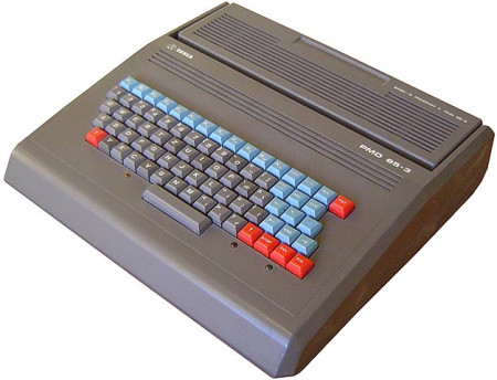1985 - TESLA PMD 85 (Piešťanský Mikropočítač Displejový) byl 8bitový osobní počítač vyráběný od roku 1985 firmou Tesla Piešťany a Bratislava 
